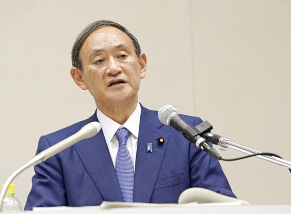 (도쿄 교도=연합뉴스) 스가 요시히데 일본 관방장관이 2일 오후 일본 국회에서 기자회견을 열고 아베 신조 총리의 후임을 뽑는 자민당 총재 선거에 입후보하겠다고 발표했다.