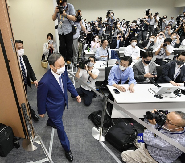 [교도 연합뉴스] 차기 일본 총리 출마 기자회견장에 들어서는 스가 관방장관.
