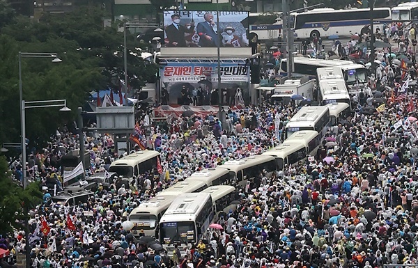 8월 15일 오후 서울 종로구 동화면세점 앞에서 열린 정부 및 여당 규탄 관련 집회에서 사랑제일교회 전광훈 목사가 발언하고 있다.