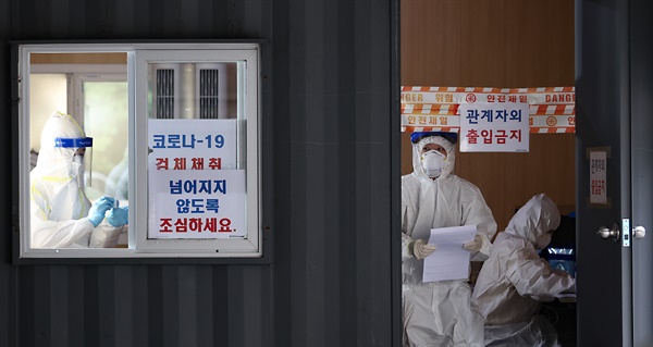 국내 신종코로나바이러스 감염증(코로나19) 신규 확진자가 248명 발생한 31일 오전 서울 성동구보건소에 마련된 선별진료소에서 의료진이 업무를 보고 있다. 