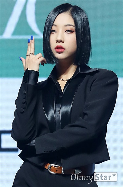 'CLC' 장승연, 두려움 떨친 도전 CLC(씨엘씨. 오승희, 최유진, 장승연, SORN, 장예은, 엘키, 권은빈)의 장승연이 2일 오후 서울 광진구의 한 공연장에서 열린 첫 번째 싱글 < HELICOPTER(헬리콥터) > 발매 기념 쇼케이스에서 포즈를 취하고 있다. 신곡 'HELICOPTER(헬리콥터)'는 미래에 대한 호기심과 막연한 두려움을 '도전'이라는 두 글자와 함께 헤쳐나가고자 하는 자신감과 해답을 찾아가는 여정을 막 이륙하려는 헬리콥터에 빗대어 그린 곡이다.