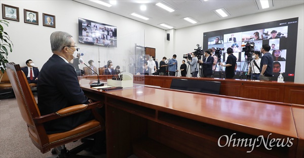 김종인 국민의힘 비대위원장이 3일 오전 서울 여의도 국회에서 열린 비대위원장 취임 100일 기자회견에서 온라인 화상회의 시스템을 활용해 취재진의 질문에 답변하고 있다.