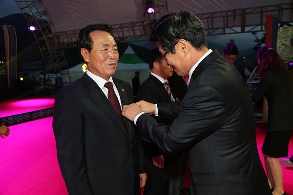 2013산청엑스포 유공으로 대통령 포장을 받고 있는 김호용 이사장