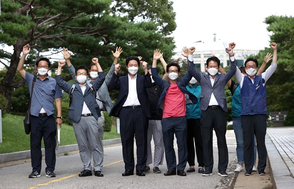 권정오 전국교직원노동조합(전교조) 위원장(앞줄 오른쪽 두 번째)과 조합원들이 3일 오후 서울 서초동 대법원에서 열린 법외노조 통보 처분 취소 소송 상고심 선고를 마친 후 만세하고 있다.