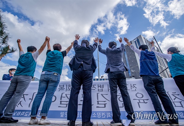 전교조 권정오 위원장과 조합원들이 3일 오후 서울 서초구 대법원 앞에서 법외노조 통보 취소 소송 상고심 승소 후 기자회견에서 만세를 하고 있다.