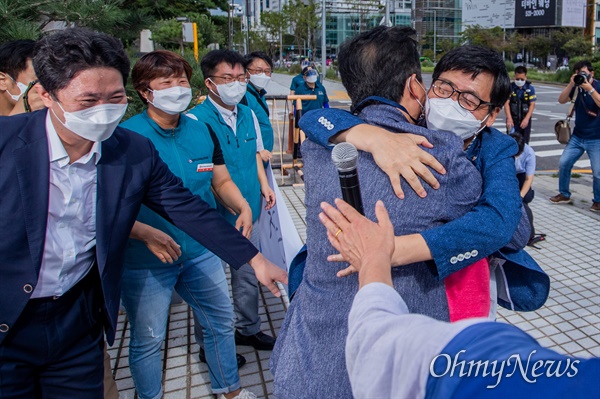 전교조 권정오 위원장과 조합원이 지난 2020년 9월 3일 오후 서울 서초구 대법원 앞에서 법외노조 통보 취소 소송 상고심 승소 후 포옹을 하고 있다.