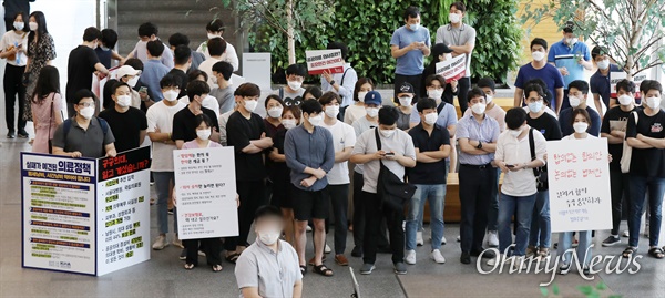  정부와 대한의사협회 사이의 합의에 반대하는 전공의들이 4일 오후 한국건강증진개발원이 입주한 서울 중구 남산스퀘어빌딩 1층 로비에서 농성을 벌이고 있다. 전공의들은 보건복지부와 의협이 집단휴진을 중단하고 의대정원 확대 등 의료정책을 협의하는 의정협의체를 구성하는 내용의 합의문을 작성한데 대해 크게 반발하고 있는 상황이다.