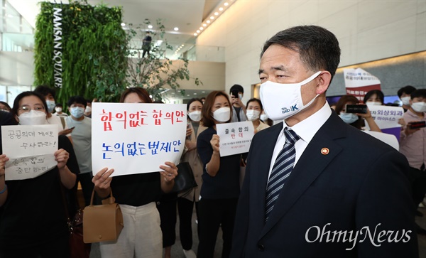  박능후 보건복지부 장관이 4일 오후 서울 중구 한국증진개발원에서 열릴 예정이었던 '의과대학 정원 확대 등 의료정책과 관련한 협상에 대한 합의문 서명식'이 전공의들의 반대로 무산되자 돌아가고 있다.