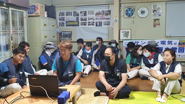 3일 저녁 금속노조 한국산연지회 회의실에 조합원들이 모여, 온라인으로 진행된 한국산연노조를 지원하는 모임’ 결성집회에 참여했다.