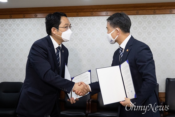  박능후 보건복지부 장관(오른쪽)과 최대집 대한의사협회장이 4일 서울 종로구 정부서울청사에서 집단휴진을 중단하고 의대정원 확대 등의 의료정책을 협의하는 의정협의체를 구성하는 내용의 합의문에 서명한 후 인사하고 있다.