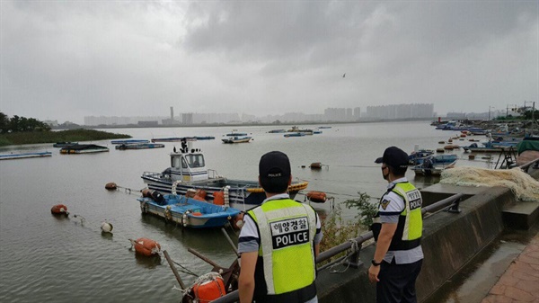 부산해양경찰서는 태풍 하이선 북상에 대비해 '주의보'를 발령했다.