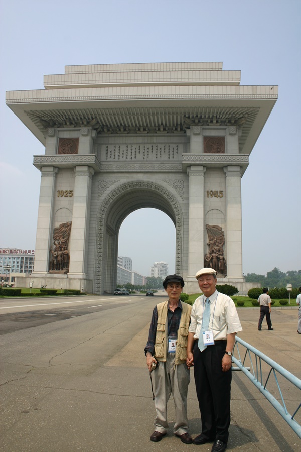 남북민족작가대회 당시 평양 개선문 앞에서 남정현 선생(왼쪽)과 함께(2005. 7.)