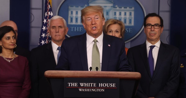 2020년 3월 17일 트럼프 대통령과 스티브 므누신 재무장관이 백악관에서 코로나 위기 극복을 위한 미국 국민들에게 현금을 지원하는 방안을 검토중이라고 발표하고 있다. 