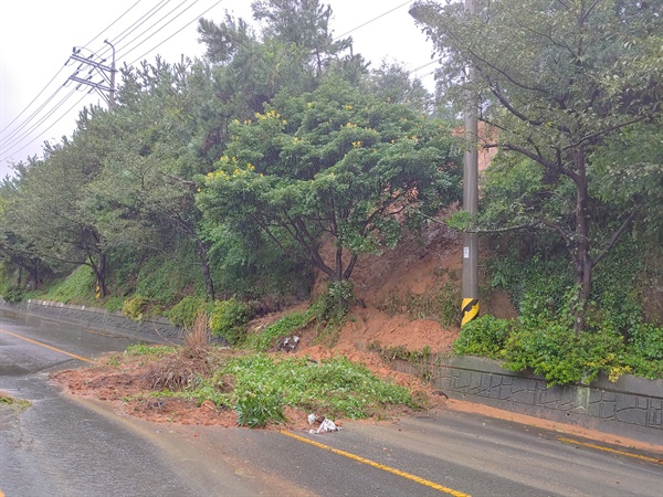 태풍 하이선으로 창원 진해의 한 도로에 토사가 흘러내렸다.