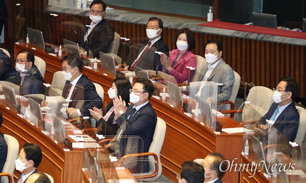 이낙연 더불어민주당 대표과 7일 오전 서울 여의도 국회 본회의에서 교섭단체 대표 연설을 끝내자, 국민의힘 소속 김성원, 김미애 의원이 박수를 치고 있다.
이날 이 대표는 “국난을 헤쳐나가는 동안에라도 정쟁을 중단하고 통합의 정치를 실천하자”며 “국민과 여야에 함께 이익되는 윈-윈-윈의 정치를 시작하자”고 제안했다. 2020. 9. 7.