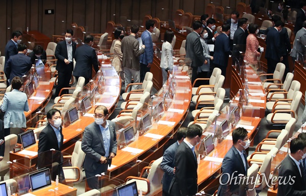  국회의원들이 7일 오전 서울 여의도 국회에서 열린 본회의에 마친 뒤 자리를 나서고 있다. 이날 박명석 국회의장은 국회에서 또다시 코로나19 확진자가 발생한 것 관련해 “방역 지침을 준수해주고 동선 최소화해 달라”고 당부했다.