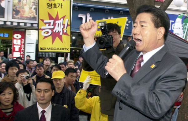 노무현 후보가 부산국제영화제 현장에서 팬클럽 노사모 회원들과 오프라인 모임을 갖고 있다(2002. 11.).