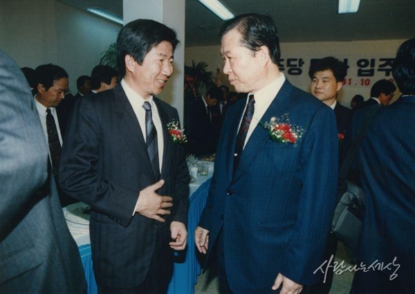 1991년 10월 23일, 민주당 입주기념 리셉션에서 대화를 나누는 김대중 대표와 노무현 대변인. 