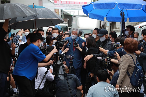 법원의 보석 취소 결정으로 재수감이 결정된 전광훈 목사가 7일 오후 서울 성북구 장위동 사랑제일교회 사택에서 경찰에 의해 신병이 확보되어 서울구치소에 재수감되었다. 전 목사가 경찰 호송차에 타기 전 자신의 입장을 밝히고 있다. 전 목사 바로 뒤에 강연재 변호사와 박상한 자유북한운동연합 대표가 서 있고, 앞쪽엔 주옥순 엄마부대 대표가 전 목사의 발언을 생중계하고 있다.