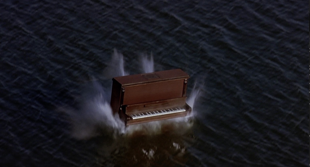 피아노가 바다에 떨어져 분해되는 'Silence before Bach'의 한 장면 페레 포르타벨라 감독이 연출한 'Silence before Bach (Die Stille vor Bach) (2007).
