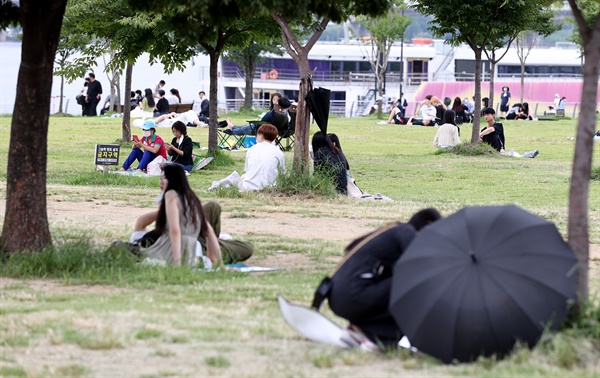  정부가 코로나19 방역을 위한 사회적 거리두기 '2.5단계' 조치를 1주일 연장한 가운데 6일 오후 서울 여의도한강공원에서 시민들이 시간을 보내고 있다. 2020.9.6