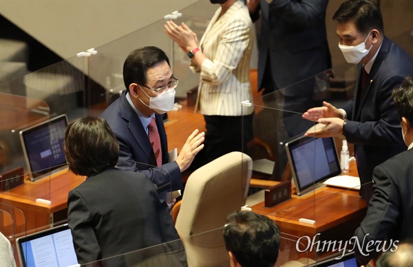  국민의힘 주호영 원내대표가 지난 8일 오후 국회 본회의에서 교섭단체 대표연설을 마친 뒤 의원들과 인사하고 있다.