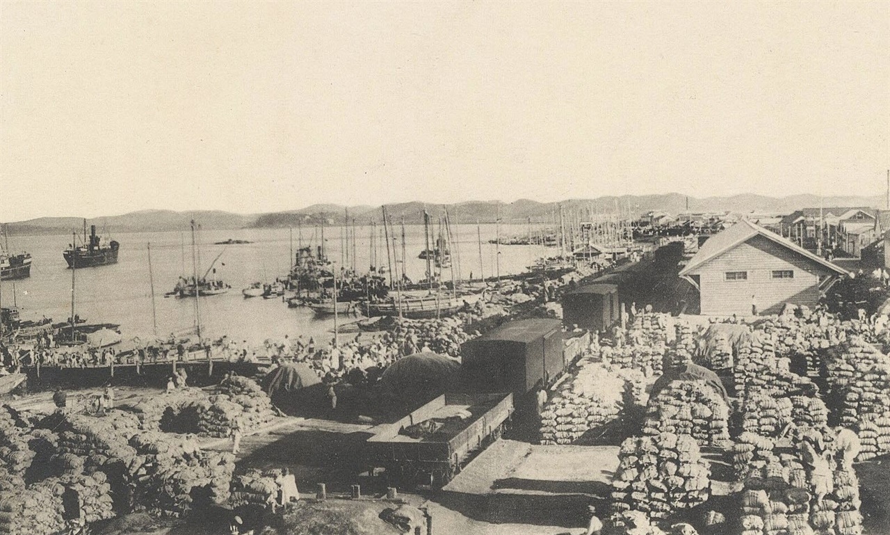 쌀이 산더미처럼 쌓인 1920년대 중반 군산 내항