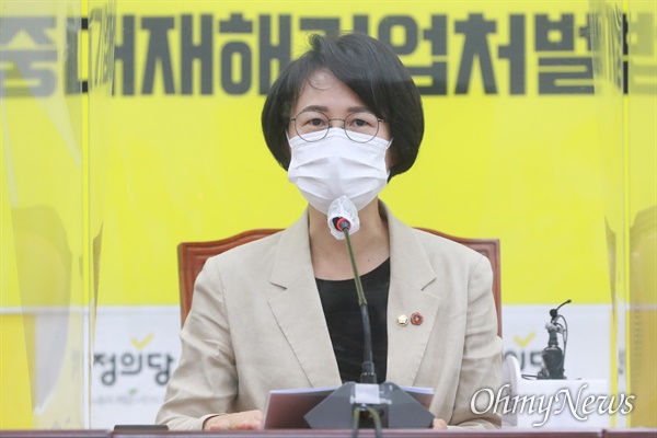 강은미 정의당 신임 원내대표가 지난 9일 오전 서울 여의도 국회에서 열린 의원총회에서 발언을 하고 있다. 