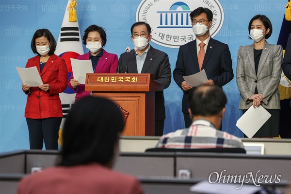 박성중 의원 등 국회 과학기술정보방송통신위원회(과방위) 국민의힘 소속 의원들이 9일 오전 서울 여의도 국회 소통관에서 '포털 통제,거짓 해명 윤영찬 의원 과방위 사보임 및 의원직 사퇴 촉구 기자회견'을 하고 있다.