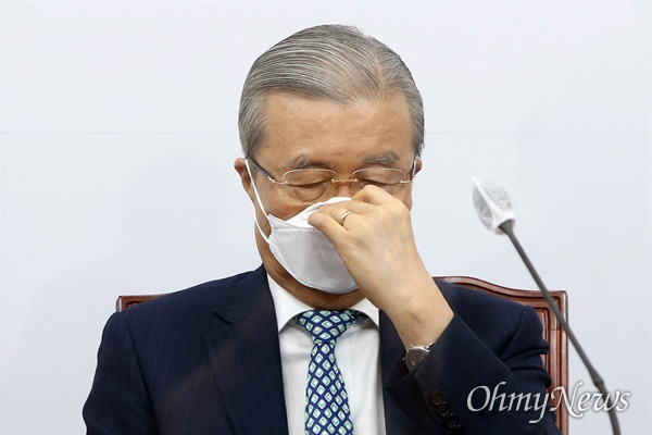 국민의힘 김종인 비대위원장이 지난 9일 국회에서 열린 비상대책위원장-중진의원 회의에서 마스크를 고쳐 쓰고 있다. 