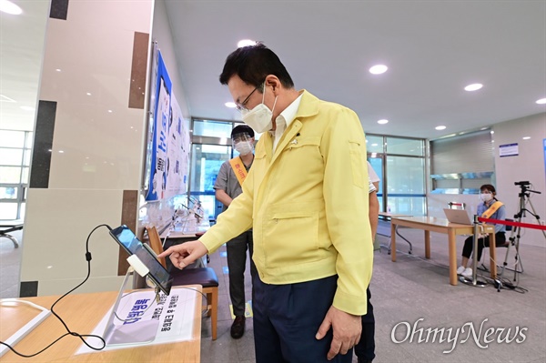 박남춘 인천시장이 9월 4일 인천가족공원을 방문해 추석성묘 대비 코로나19 관련 시설 방역을 점검하고 있다.
