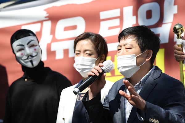 8일 오전 서울 성북구 사랑제일교회 앞에서 열린 사랑제일교회 및 국민소송 변호인단과 자유북한운동연합의 공동 기자회견에서 박상학 자유북한운동연합 대표가 발언하고 있다. 박 대표 왼쪽은 강연재 변호사.