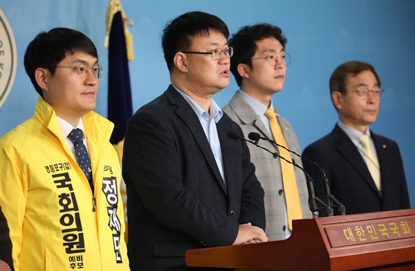 정의당 이헌석 생태에너지본부장(왼쪽 두번째)이 3월 10일 오전 국회 정론관에서 열린 정의당 기후에너지 공약 발표 기자회견에서 발언하고 있다.