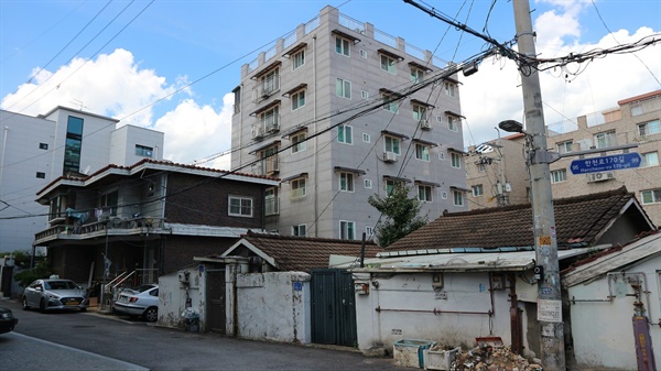 오른쪽 두 단층집은 1960년대에, 왼쪽의 2층 짜리 다가구 주택은 1990년대에, 그 뒤편 빌라들은 최근에 지었다.