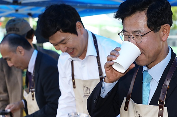 지난해 커피축제에 참가한 김한근 강릉시장.