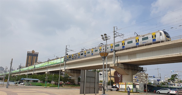 새로운 소래철교 위를 달리는 '수인선'.