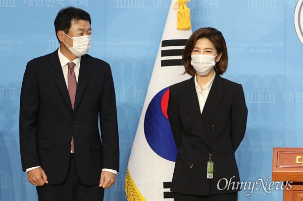 윤희석(왼쪽), 김예령 국민의힘 신임 대변인이 지난 9월 10일 오후 서울 여의도 국회 소통관에서 취임인사를 하고 있다.