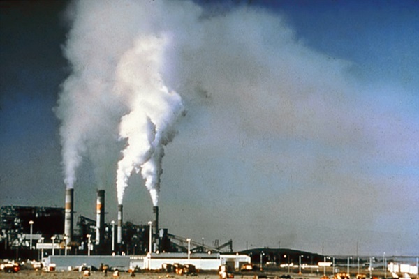 공장 굴뚝에서 연기가 뿜어져 나오고 있다. 사료 작물 재배를 위해 파괴된 산림 등을 원상회복할 경우 화석연료를 태움으로써 대기 중에 배출된 이산화탄소를 많은 양 흡수할 것으로 추산된다. 