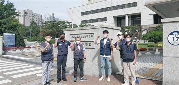 한국지엠 창원공장 비정규직 노동자들이 9월 11일 서울고등법원 인천재판부 앞에서 '근로자지위확인소송' 승소 판결을 받은 뒤 함께 하고 있다.