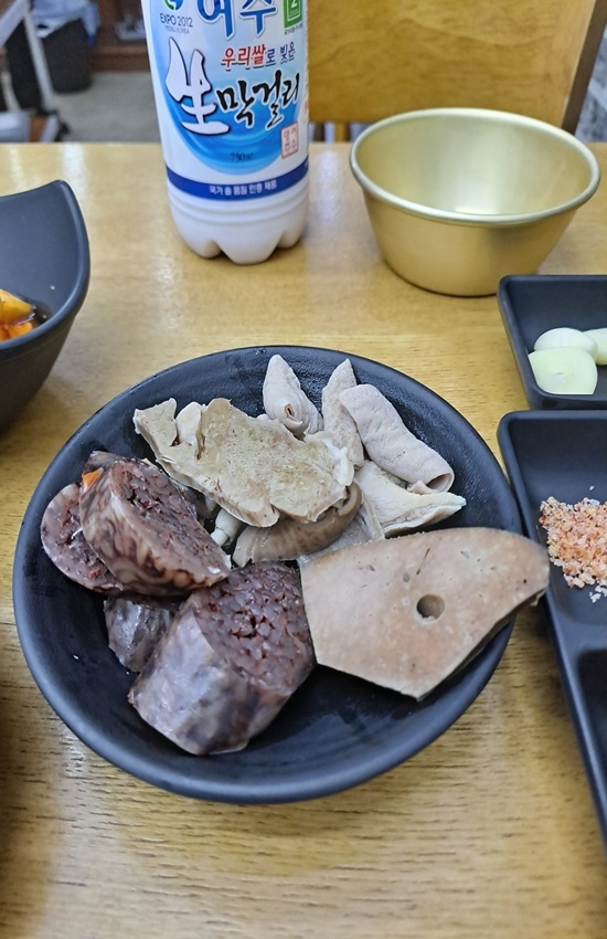 국밥을 주문하면 순대와 돼지 부산물인 간과 곱창 등이 맛보기로 나온다. 
