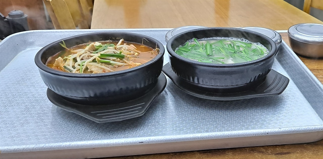 얼큰한 맛의 국밥과 순한 맛 국밥이다.
