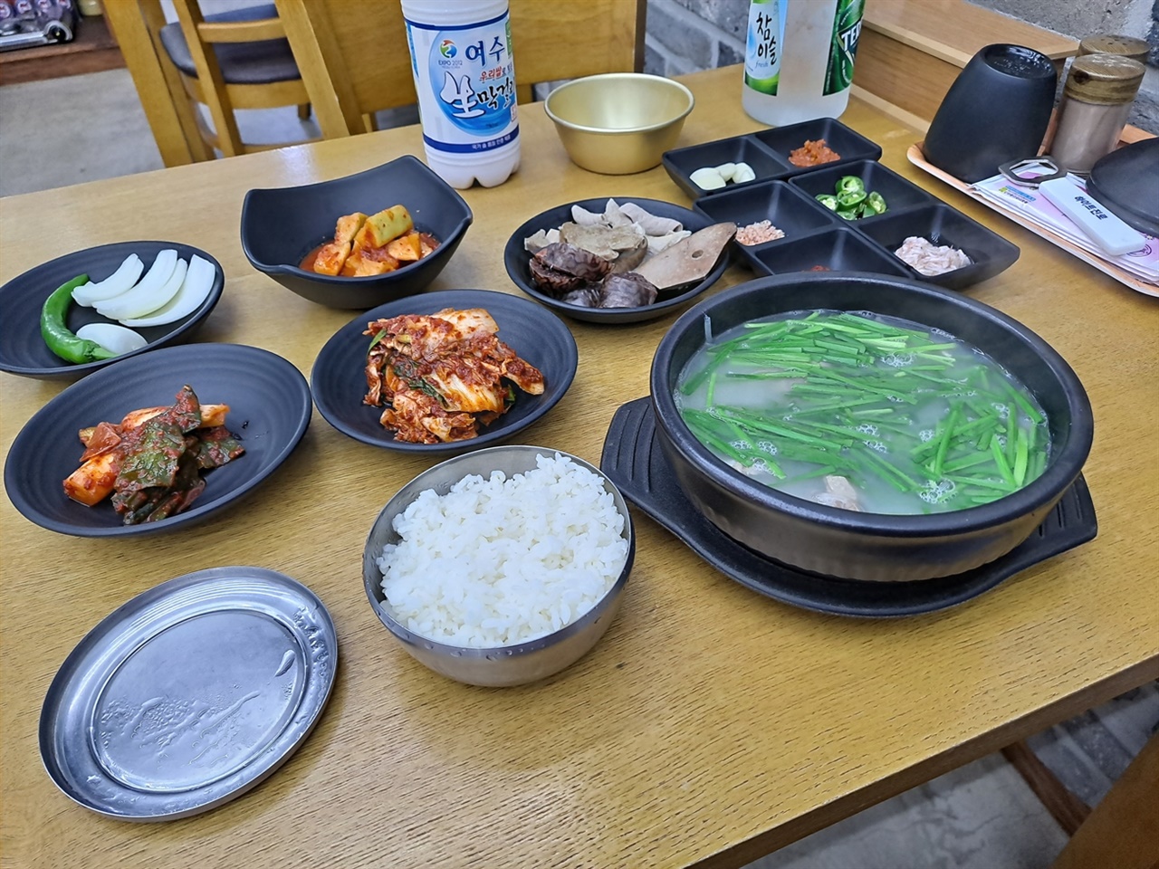 여수 서정시장국밥집의 국밥 기본 상차림이다. 