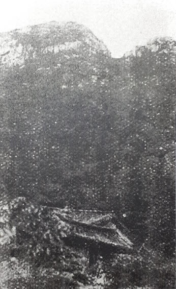 1940년 한 일본인이 편찬한 '조선의 차와 선'이라는 책에 만일암 사진이 소개돼 있다. 