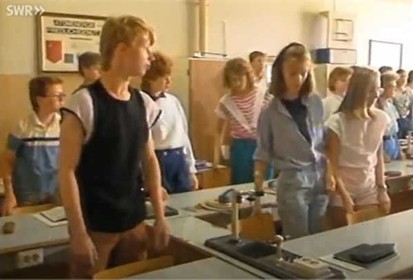 동독의 10년제 종합기술고등학교의 수업 시작 장면