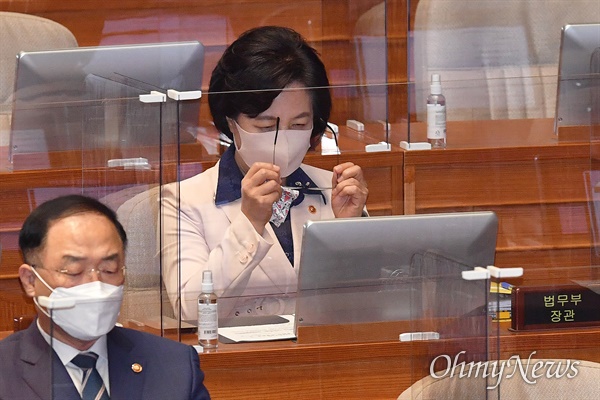 추미애 법무부 장관이 14일 서울 여의도 국회 본회의장에서 열린 정치분야 대정부질문에 출석해 안경을 쓰고 있다.