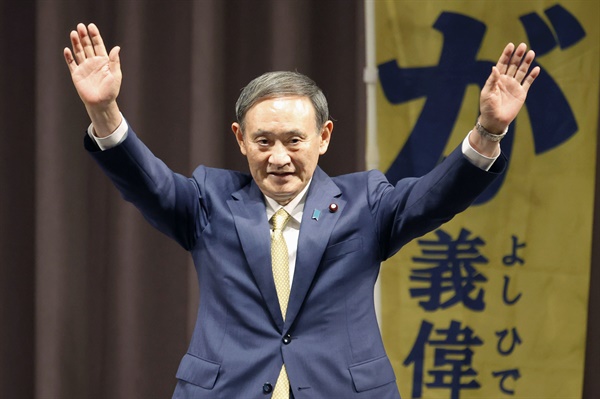 스가 요시히데(菅義偉) 일본 관방장관이 14일 도쿄 한 호텔에서 열린 집권 자민당 총재 선거에서 경쟁 후보들을 압도적인 표 차로 제치고 총재에 당선됐다.  
