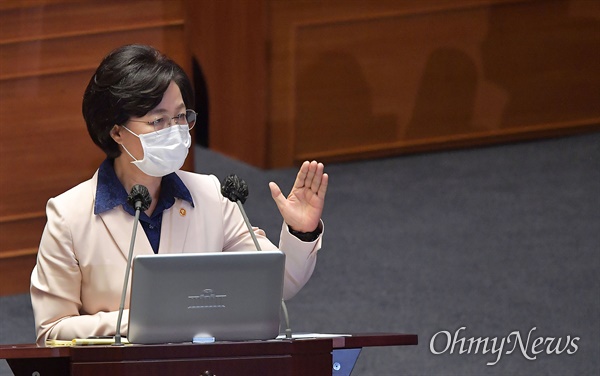 추미애 법무부 장관이 지난 14일 오후 서울 여의도 국회에서 열린 본회의에서 대정부 질의에 답하고 있다.