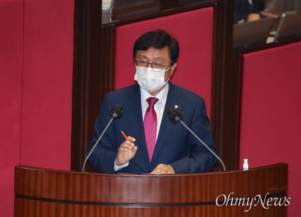 박형수 국민의힘 의원이 14일 오후 서울 여의도 국회 본회의에서 열린 정치분야 대정부질문에서 정세균 국무총리에게 질의를 하고 있다.