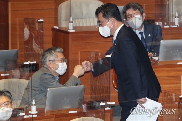 김종민 더불어민주당 의원이 14일 오후 서울 여의도 국회에서 열린 본회의에서 대정부질문을 끝내고 최강욱 열린민주당 대표와 인사를 하고 있다.