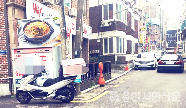 한 배달대행서비스 업체 오토바이가 한 식당 앞에 대기 중이다.